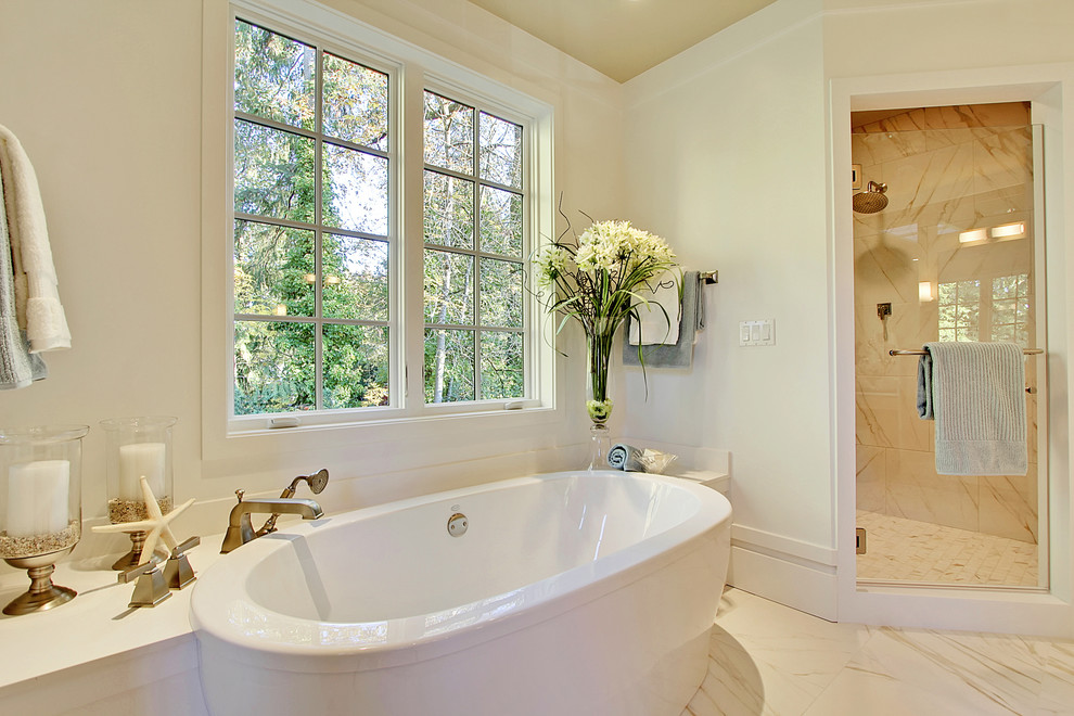 На фото: ванная комната в стиле фьюжн с отдельно стоящей ванной с