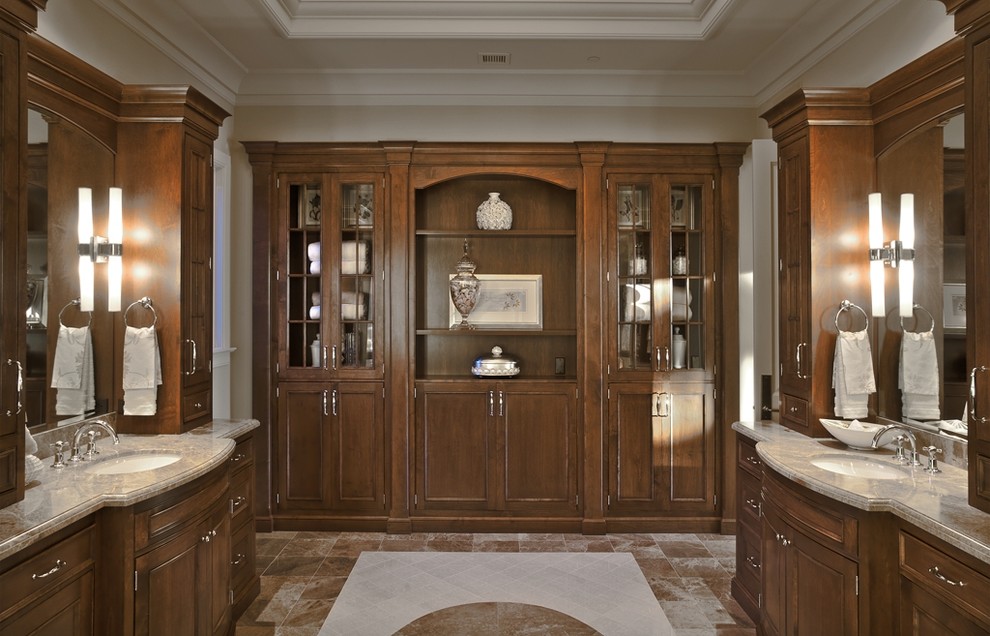 На фото: ванная комната: освещение в классическом стиле с врезной раковиной, фасадами с утопленной филенкой, фасадами цвета дерева среднего тона и коричневой плиткой с
