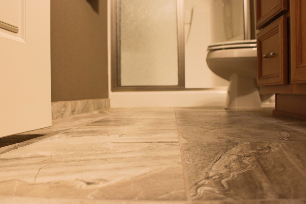 Bild på ett litet funkis badrum med dusch, med ett undermonterad handfat, luckor med infälld panel, skåp i mellenmörkt trä, en dusch i en alkov, en toalettstol med hel cisternkåpa och klinkergolv i keramik
