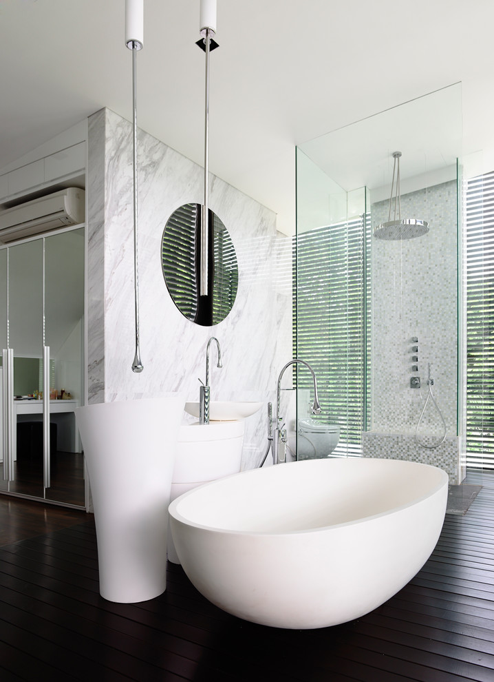 Modernes Badezimmer mit Aufsatzwaschbecken, freistehender Badewanne, bodengleicher Dusche und dunklem Holzboden in Singapur