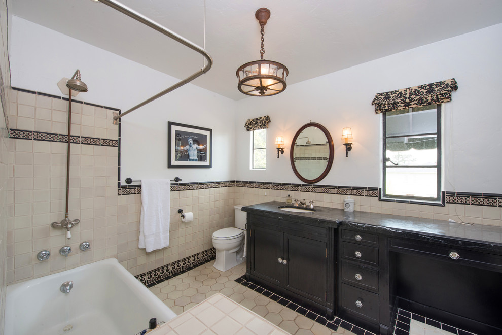 他の地域にある地中海スタイルのおしゃれな浴室 (落し込みパネル扉のキャビネット、黒いキャビネット、シャワー付き浴槽	) の写真