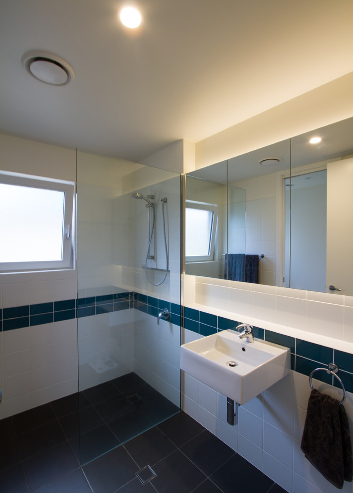 Diseño de cuarto de baño actual pequeño con baldosas y/o azulejos blancos