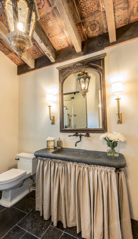 Exempel på ett mellanstort lantligt grå grått badrum med dusch, med beige väggar, ett integrerad handfat, svart golv, öppna hyllor, en dusch i en alkov, flerfärgad kakel, kakelplattor, kalkstensgolv, bänkskiva i täljsten och dusch med gångjärnsdörr