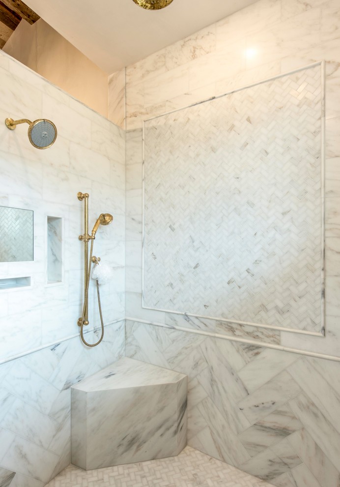 На фото: большая главная ванная комната в стиле кантри с фасадами в стиле шейкер, бирюзовыми фасадами, отдельно стоящей ванной, душем в нише, бежевыми стенами, мраморным полом, врезной раковиной, мраморной столешницей, белым полом, открытым душем и белой столешницей с