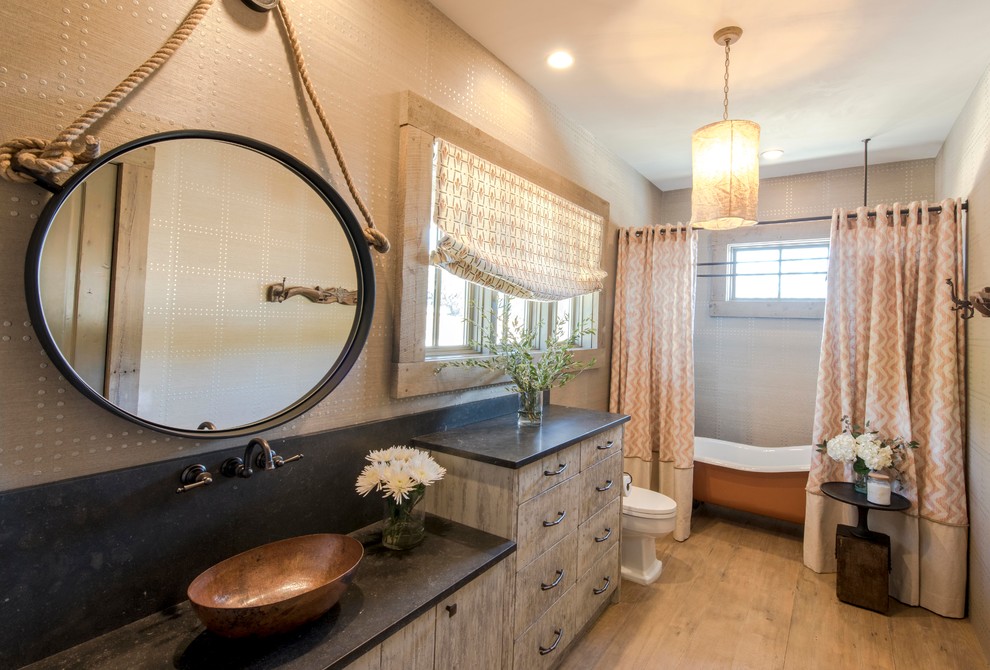 Exempel på ett lantligt badrum med dusch, med släta luckor, skåp i mörkt trä, ett fristående badkar, beige väggar, ljust trägolv, ett fristående handfat och dusch med duschdraperi