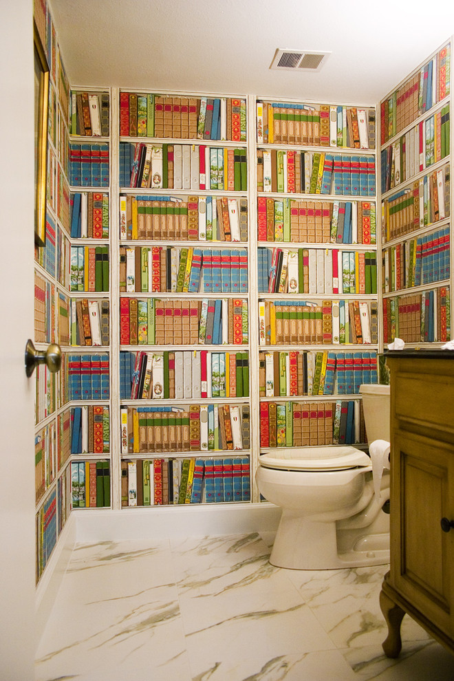 Ejemplo de cuarto de baño tradicional con baldosas y/o azulejos blancos, paredes multicolor y armarios con paneles con relieve