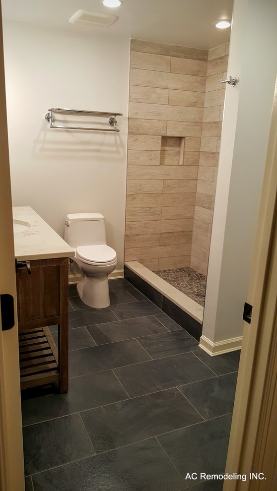 Idée de décoration pour une salle de bain chalet de taille moyenne avec un carrelage beige et un plan de toilette en quartz modifié.