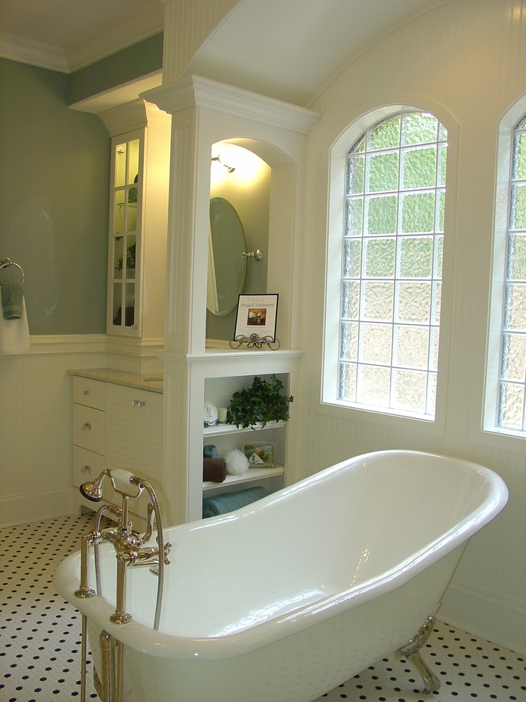 Imagen de cuarto de baño principal costero con armarios con puertas mallorquinas, puertas de armario blancas y encimera de granito