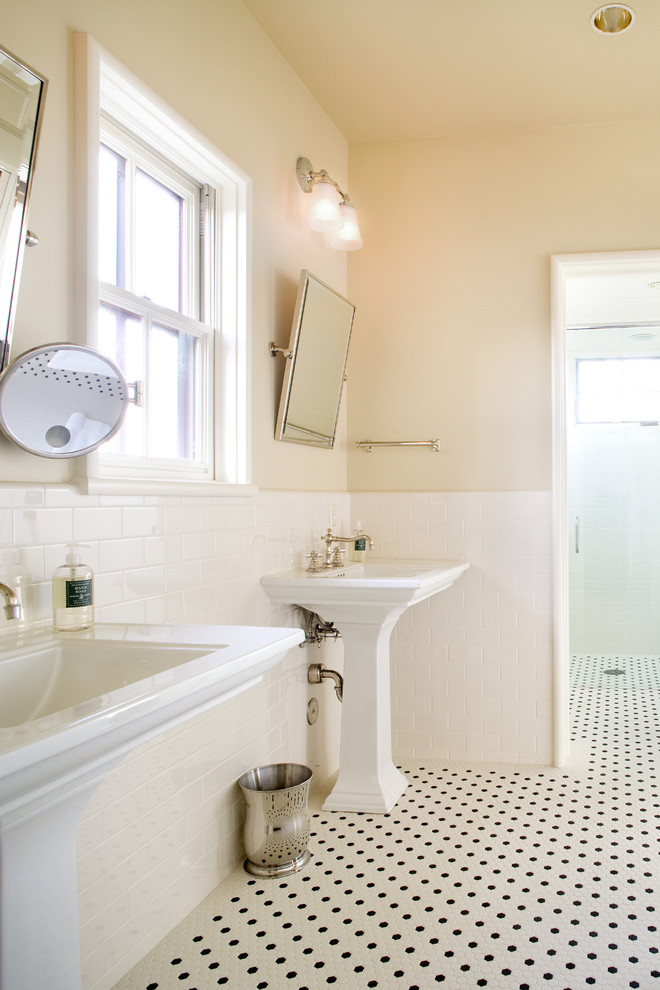 Ejemplo de cuarto de baño principal clásico grande con baldosas y/o azulejos en mosaico, lavabo con pedestal, baldosas y/o azulejos blancos, paredes amarillas y suelo con mosaicos de baldosas