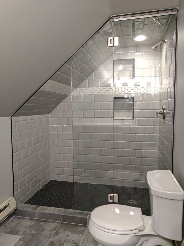 Foto de cuarto de baño minimalista pequeño con ducha empotrada