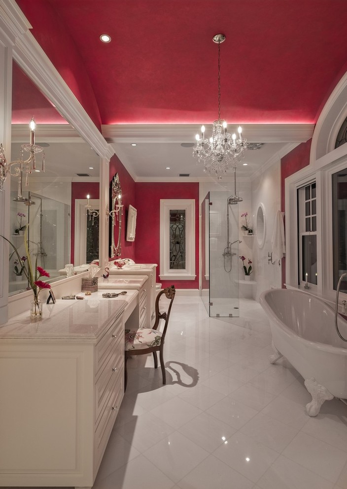 Источник вдохновения для домашнего уюта: огромная главная ванная комната в классическом стиле с ванной на ножках, душем без бортиков, унитазом-моноблоком, мраморным полом, мраморной столешницей и открытым душем