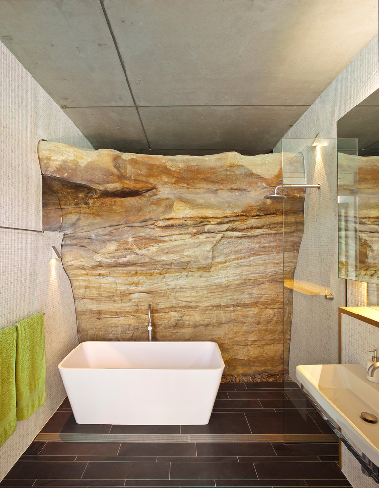 Mittelgroßes Modernes Badezimmer mit Wandwaschbecken, freistehender Badewanne, offener Dusche, weißen Fliesen, Mosaikfliesen, Schieferboden, offener Dusche und Steinwänden in Sydney