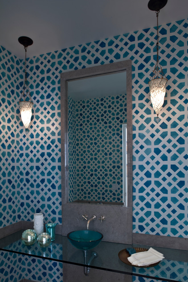 Ispirazione per una stanza da bagno mediterranea con lavabo a bacinella