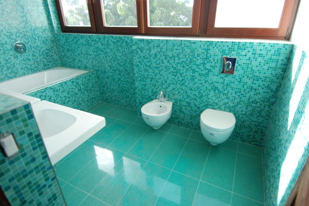 Design ideas for a contemporary bathroom in Tampa.