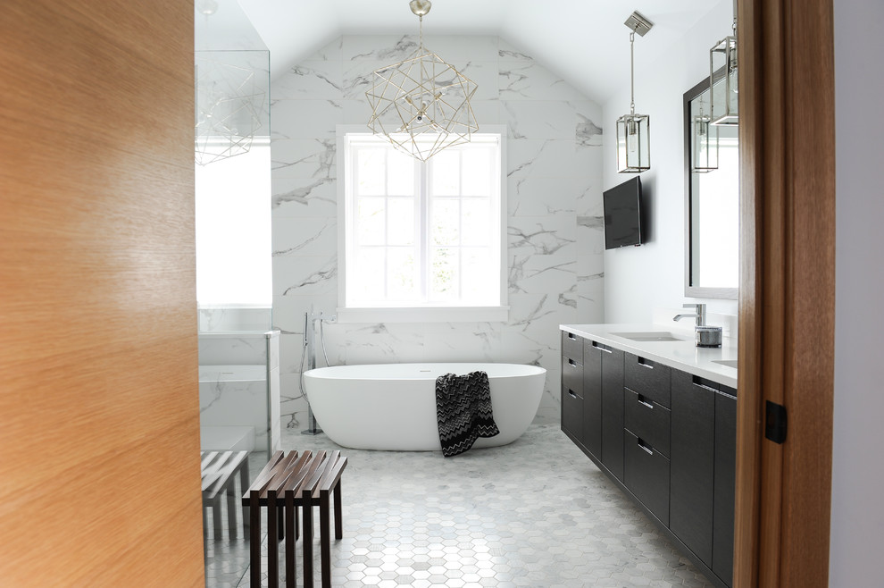 Стильный дизайн: главная ванная комната в современном стиле с плоскими фасадами, черными фасадами, отдельно стоящей ванной, белой плиткой, белыми стенами, врезной раковиной и белым полом - последний тренд