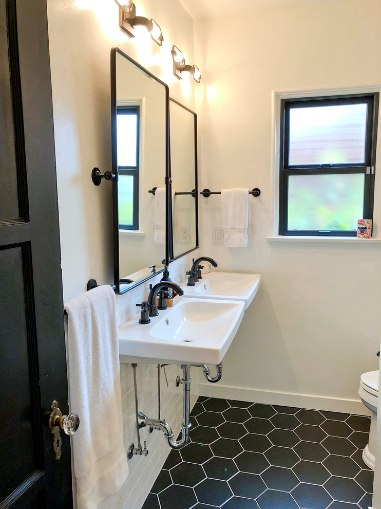 Источник вдохновения для домашнего уюта: маленькая ванная комната в стиле модернизм с ванной в нише, душем над ванной, раздельным унитазом, белой плиткой, плиткой кабанчик, белыми стенами, полом из керамической плитки, подвесной раковиной и черным полом для на участке и в саду