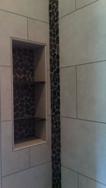 Bild på ett litet funkis en-suite badrum, med ett undermonterad handfat, möbel-liknande, skåp i mörkt trä, granitbänkskiva, ett fristående badkar, en dusch i en alkov, en toalettstol med separat cisternkåpa, grå kakel, porslinskakel, grå väggar och travertin golv