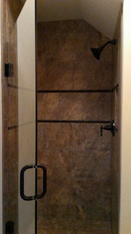 Immagine di una piccola stanza da bagno con doccia contemporanea con consolle stile comò, ante in legno bruno, top in granito, piastrelle multicolore, piastrelle in gres porcellanato, pareti beige e pavimento in travertino