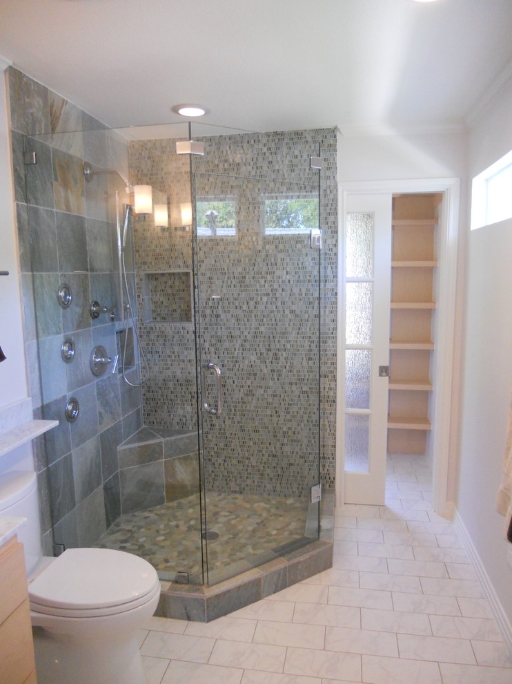 Идея дизайна: ванная комната в современном стиле с угловым душем, разноцветной плиткой и каменной плиткой