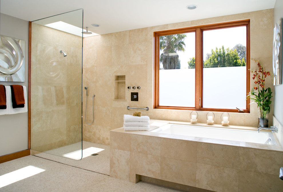 Großes Modernes Badezimmer En Suite mit Unterbauwanne, Eckdusche, beigen Fliesen, Keramikfliesen, beiger Wandfarbe und Mosaik-Bodenfliesen in Los Angeles