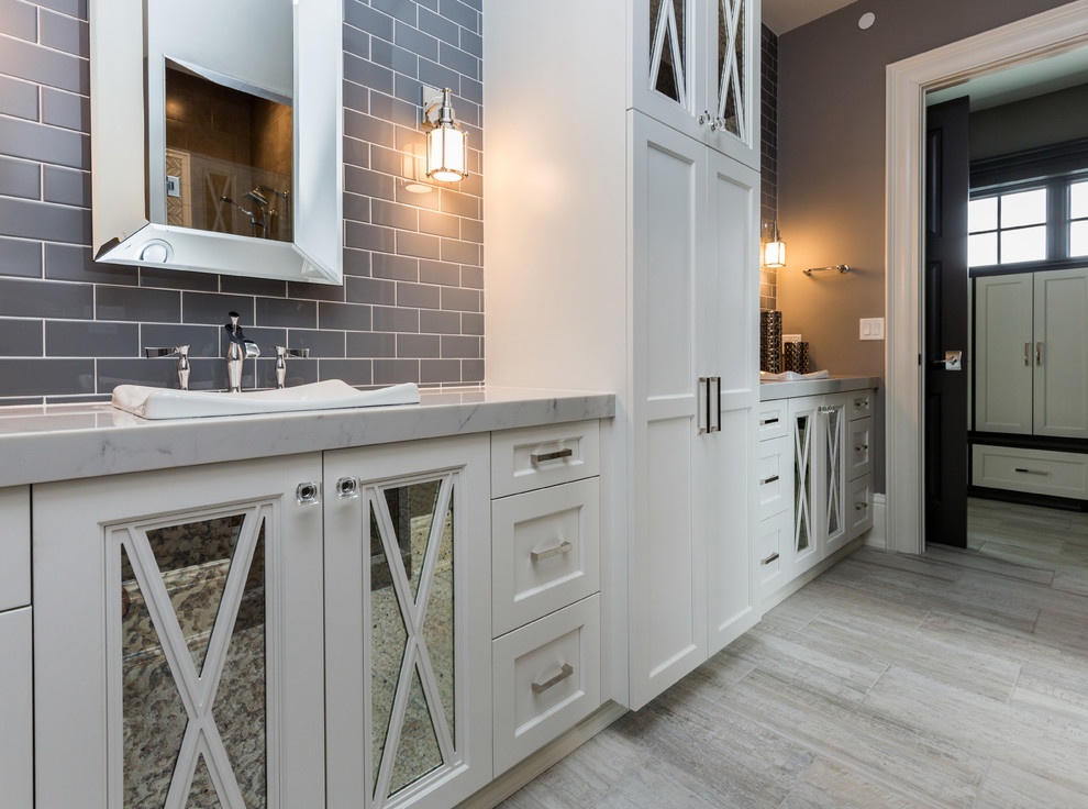 На фото: ванная комната среднего размера в стиле неоклассика (современная классика) с плоскими фасадами, белыми фасадами, белой плиткой, серыми стенами, деревянным полом, душевой кабиной и столешницей из гранита с