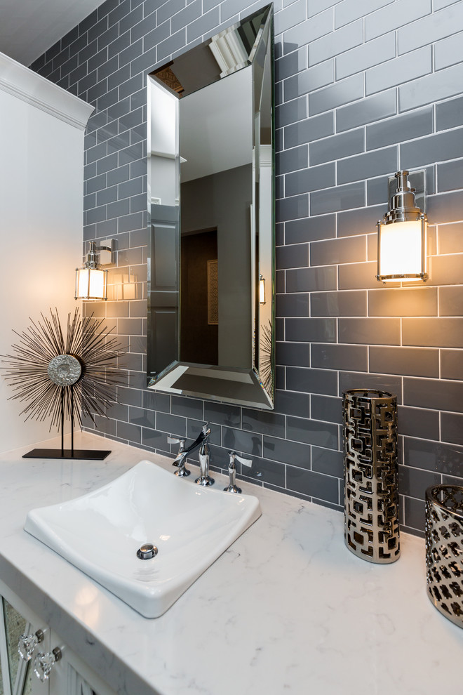 Стильный дизайн: ванная комната среднего размера в стиле неоклассика (современная классика) с плоскими фасадами, белыми фасадами, белой плиткой, серыми стенами, деревянным полом, душевой кабиной и столешницей из гранита - последний тренд