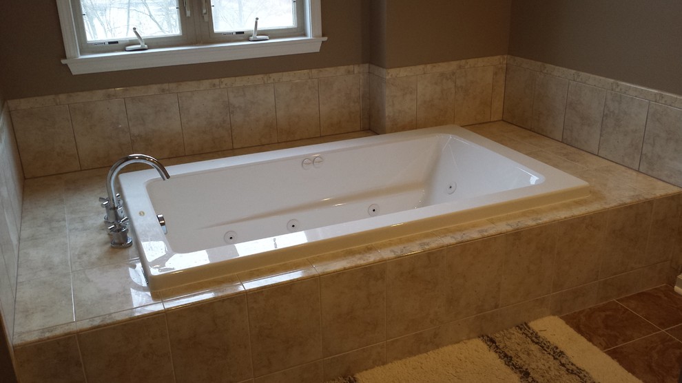 Immagine di una stanza da bagno classica con lavabo da incasso, top in granito, doccia ad angolo, piastrelle beige, piastrelle in ceramica e pavimento in gres porcellanato