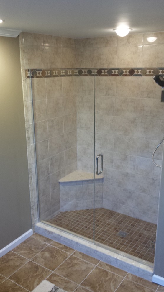 Esempio di una stanza da bagno chic con doccia ad angolo, piastrelle beige, piastrelle in ceramica e pavimento in gres porcellanato