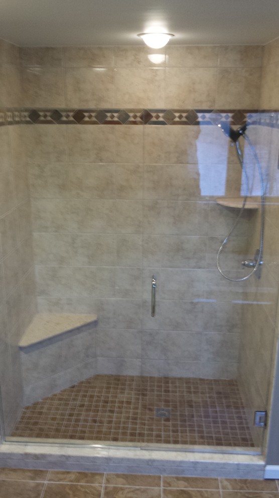 Immagine di una stanza da bagno tradizionale con doccia ad angolo, piastrelle beige, piastrelle in ceramica e pavimento in gres porcellanato