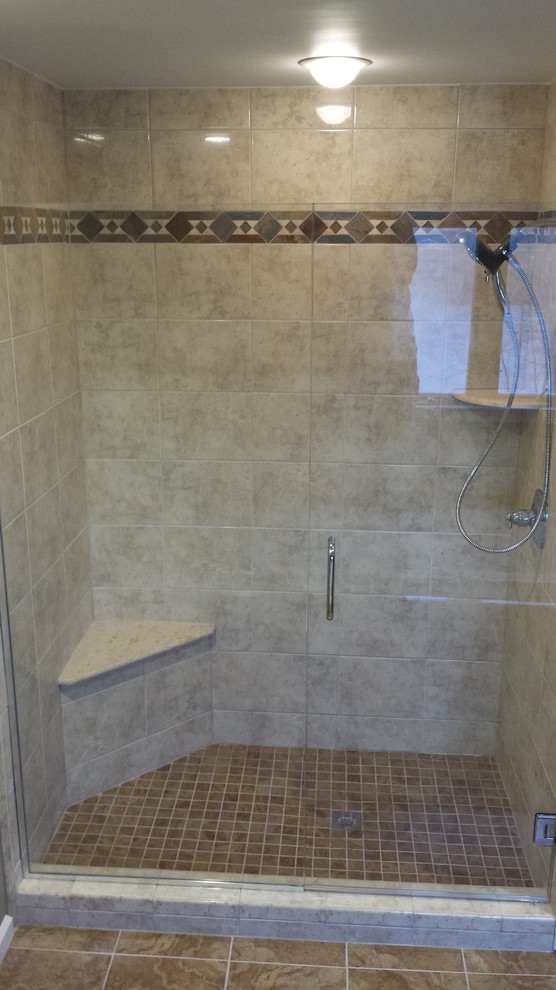 Idee per una stanza da bagno tradizionale con doccia ad angolo, piastrelle beige, piastrelle in ceramica e pavimento in gres porcellanato