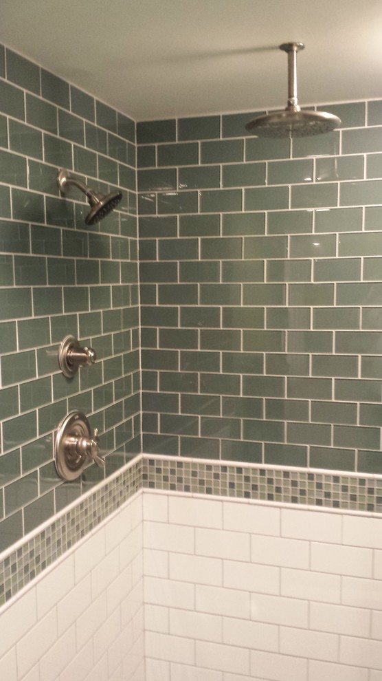 Cette photo montre une salle de bain tendance en bois foncé avec un carrelage vert et un mur vert.