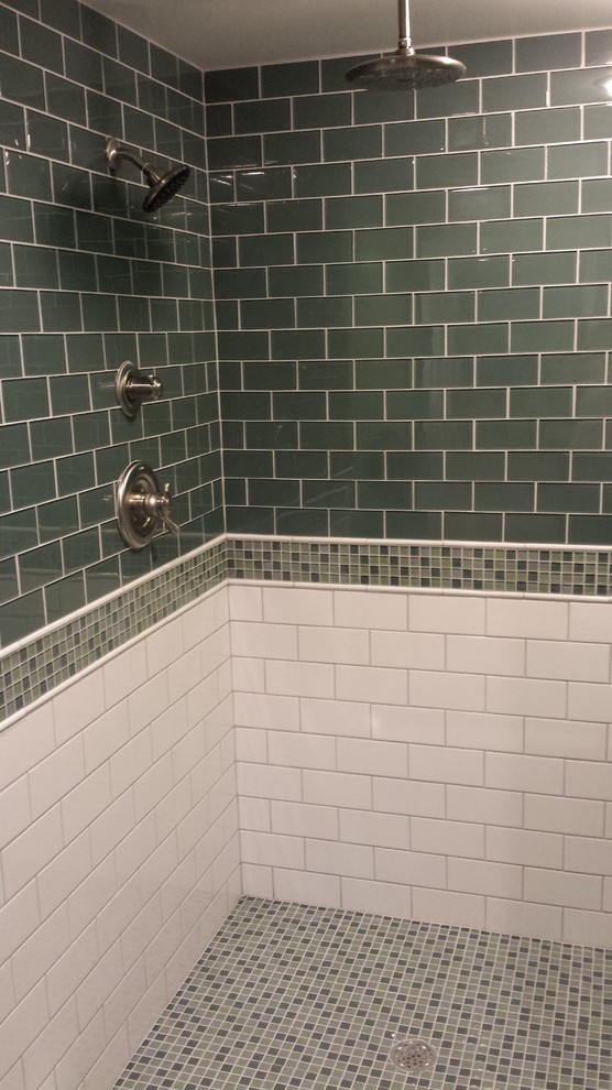Modelo de cuarto de baño actual con puertas de armario de madera en tonos medios, baldosas y/o azulejos verdes y paredes verdes