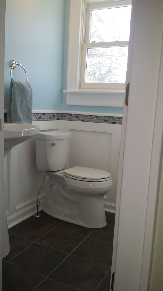 Idee per una stanza da bagno con doccia chic con pareti blu e pavimento in gres porcellanato
