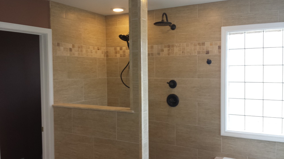 Стильный дизайн: большая главная ванная комната в классическом стиле с плоскими фасадами, темными деревянными фасадами, столешницей из гранита, накладной ванной, угловым душем, бежевой плиткой, коричневыми стенами и полом из керамической плитки - последний тренд