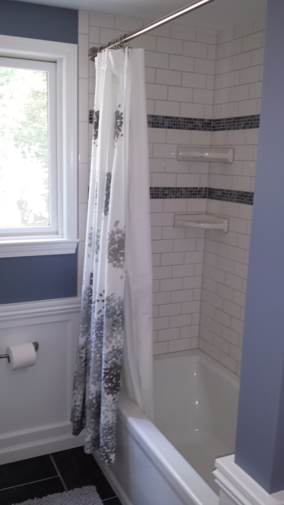 Inspiration för mellanstora moderna en-suite badrum, med bänkskiva i glas, ett badkar i en alkov, en dusch/badkar-kombination, vit kakel, tunnelbanekakel, grå väggar och klinkergolv i keramik