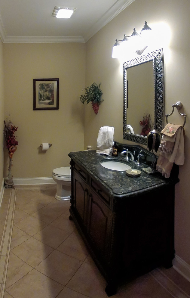 Bild på ett mellanstort vintage svart svart badrum med dusch, med möbel-liknande, skåp i mörkt trä, en toalettstol med separat cisternkåpa, beige kakel, keramikplattor, beige väggar, klinkergolv i keramik, ett undermonterad handfat, granitbänkskiva och beiget golv