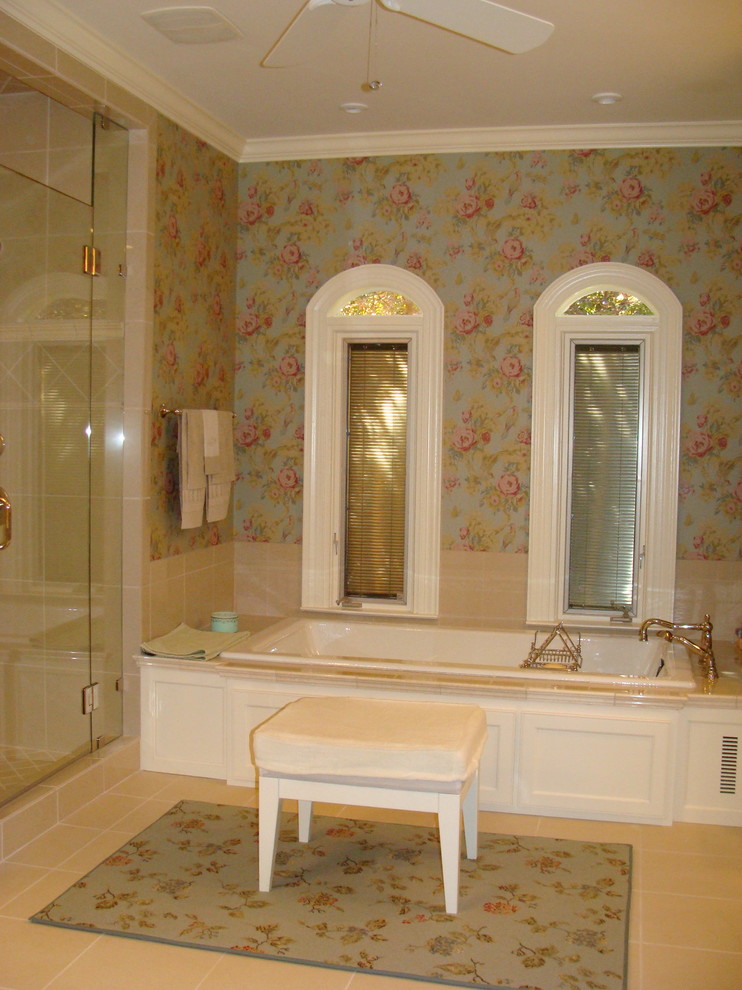 Esempio di una stanza da bagno padronale classica di medie dimensioni con pareti multicolore, pavimento con piastrelle in ceramica, pavimento beige, vasca da incasso, doccia alcova, piastrelle beige, piastrelle in ceramica e porta doccia a battente