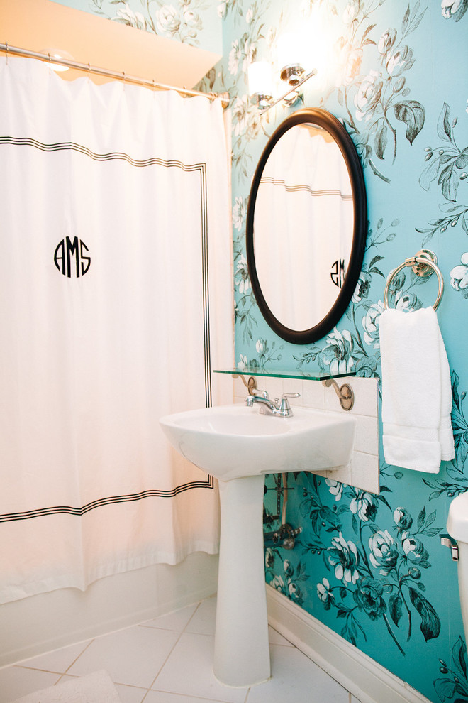 Foto di una piccola stanza da bagno chic con lavabo a colonna, vasca da incasso, vasca/doccia, WC a due pezzi, piastrelle bianche, piastrelle in ceramica, pareti blu e pavimento con piastrelle in ceramica