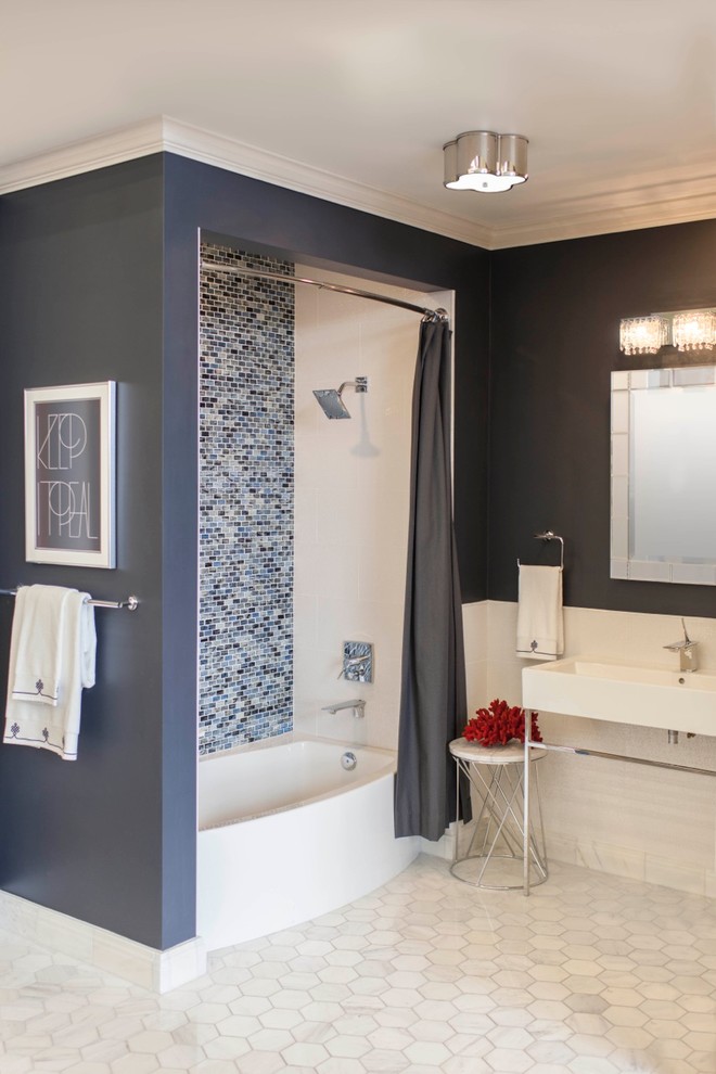 Idee per una stanza da bagno per bambini contemporanea con lavabo sospeso, piastrelle blu, piastrelle a mosaico, pareti blu e pavimento in marmo