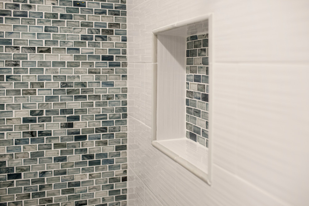 Idee per una stanza da bagno minimal con lavabo sospeso, piastrelle blu e piastrelle a mosaico