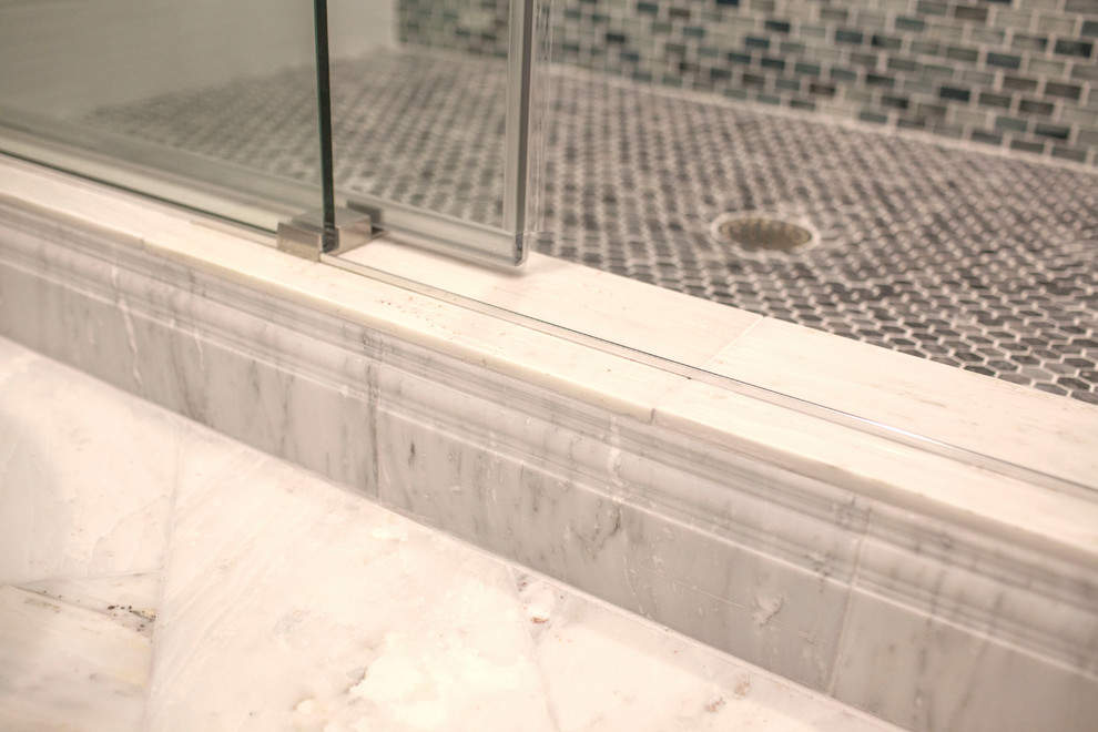 Esempio di una stanza da bagno per bambini contemporanea con lavabo sospeso, piastrelle blu, piastrelle a mosaico, pareti blu e pavimento in marmo