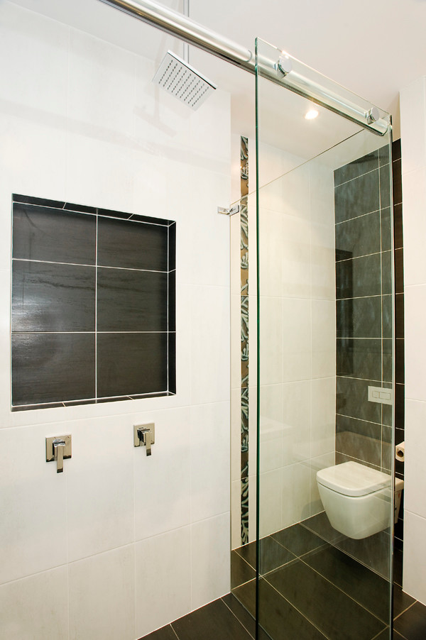 Modelo de cuarto de baño ecléctico grande con paredes blancas y suelo de baldosas de porcelana