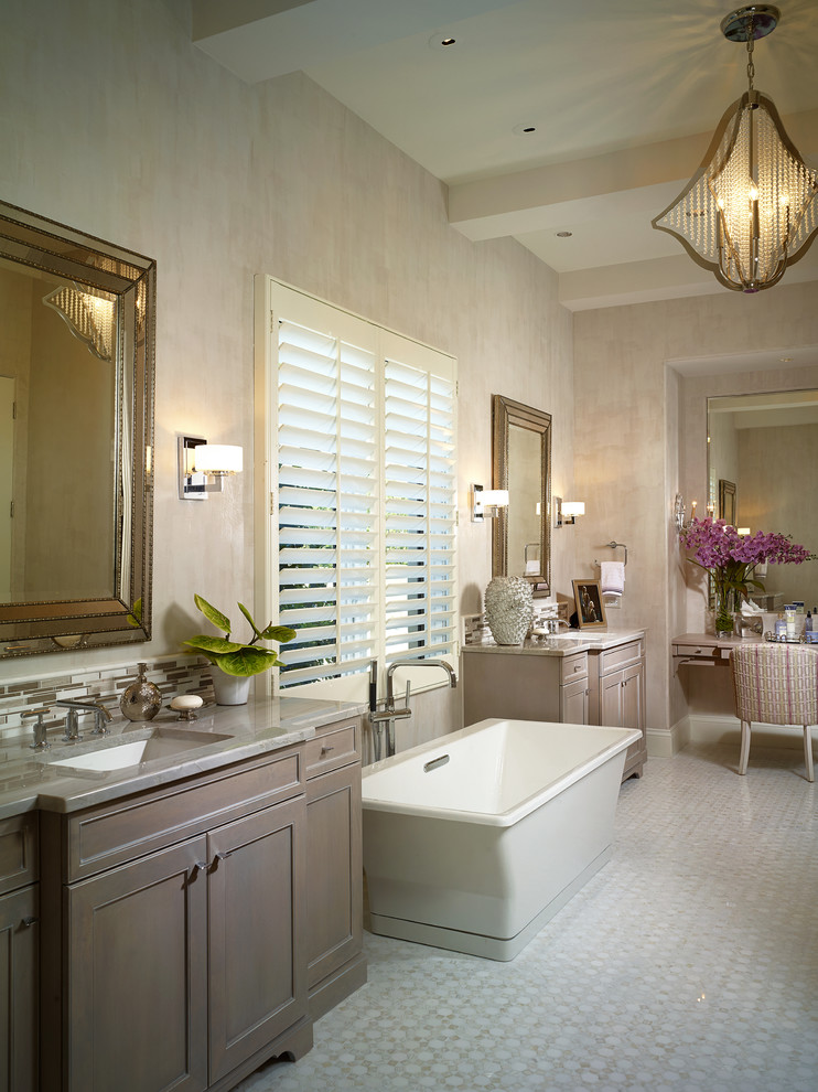 マイアミにあるトロピカルスタイルのおしゃれな浴室 (アンダーカウンター洗面器、置き型浴槽、ベージュのタイル) の写真