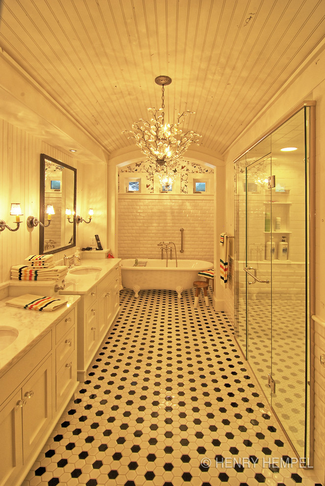 Foto på ett mycket stort rustikt en-suite badrum, med ett undermonterad handfat, skåp i shakerstil, vita skåp, marmorbänkskiva, ett badkar med tassar, en kantlös dusch, flerfärgad kakel, porslinskakel, vita väggar och klinkergolv i porslin
