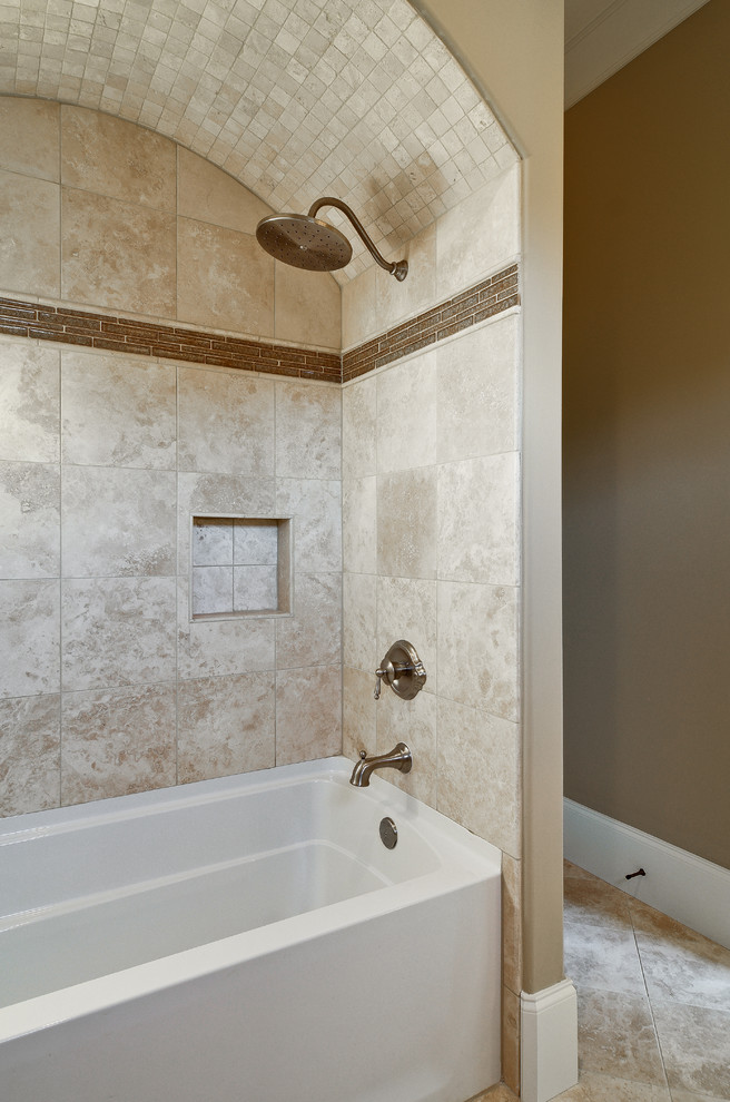 Свежая идея для дизайна: ванная комната в классическом стиле с врезной раковиной, бежевыми фасадами и каменной плиткой - отличное фото интерьера