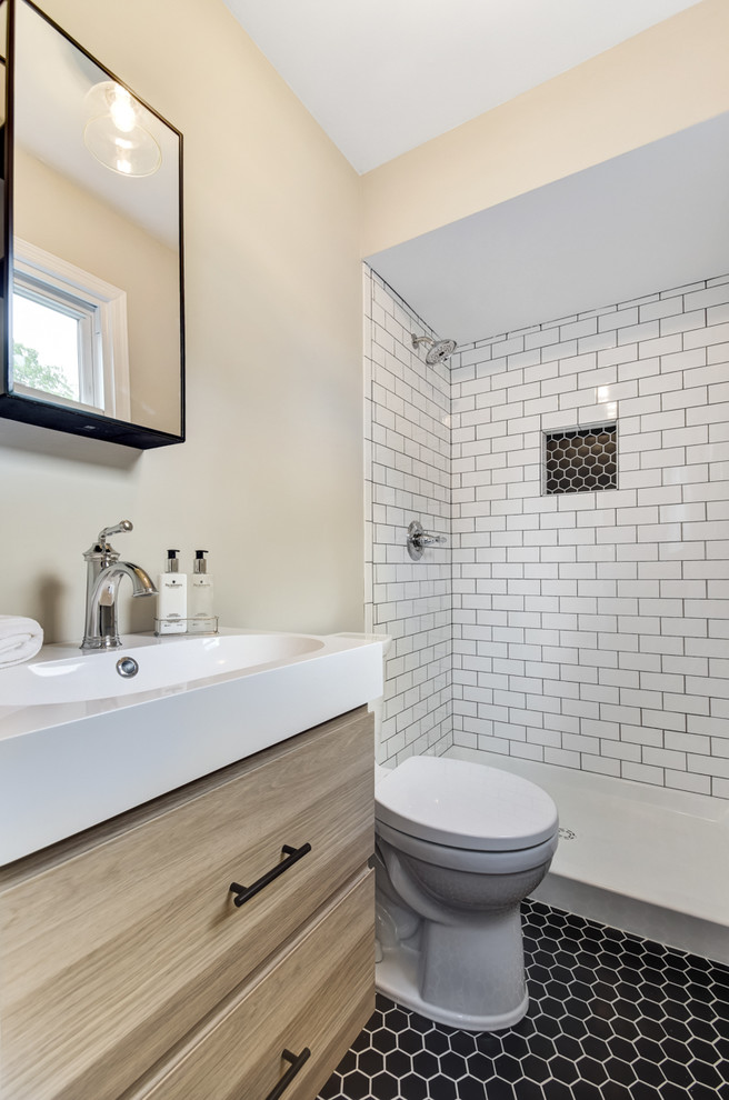Immagine di una stanza da bagno classica con WC monopezzo, pistrelle in bianco e nero, piastrelle in ceramica, pareti grigie, pavimento con piastrelle in ceramica, lavabo sospeso, pavimento nero e top bianco