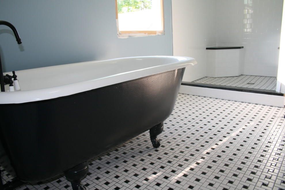 Idee per una grande stanza da bagno tradizionale con vasca con piedi a zampa di leone, doccia ad angolo, piastrelle bianche, piastrelle in ceramica, pareti blu e pavimento con piastrelle in ceramica