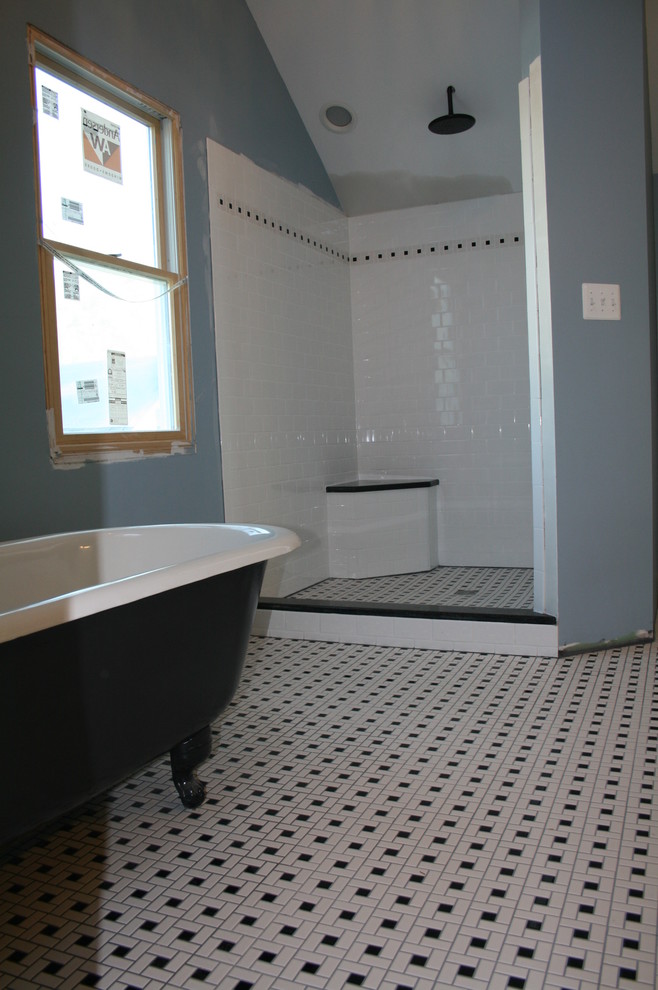 Пример оригинального дизайна: большая главная ванная комната в классическом стиле с ванной на ножках, угловым душем, белой плиткой, керамогранитной плиткой, синими стенами и полом из керамической плитки