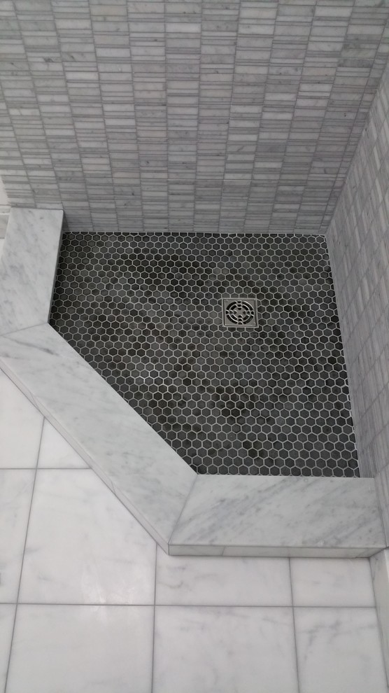 Exemple d'une petite salle d'eau chic avec une douche d'angle, un carrelage noir, un carrelage gris, mosaïque, un mur gris et un sol en carrelage de terre cuite.