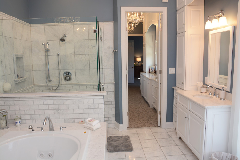 Пример оригинального дизайна: большая главная ванная комната в классическом стиле с фасадами с выступающей филенкой, белыми фасадами, накладной ванной, угловым душем, раздельным унитазом, белой плиткой, синими стенами, врезной раковиной, столешницей из искусственного кварца, белым полом, душем с распашными дверями, белой столешницей, тумбой под две раковины и напольной тумбой